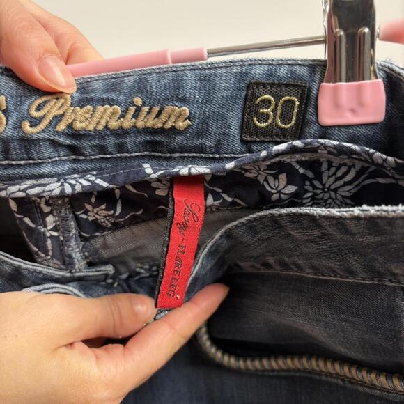 Vintage Guess low rise flare leg dark wash jeans with super cool back pockets. - Picture 3 of 6